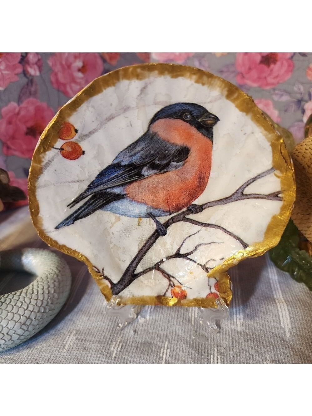 DECOUPAGE ROBIN ON A SCALLOPED SHELL